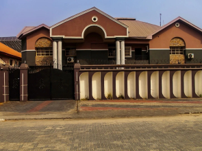 CribVille Hotel & Suites