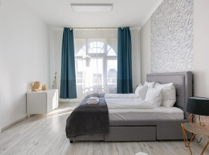 Designer Apartment on the Budapest Broadway w 2BR and Panorama Balcony (Nm8J)