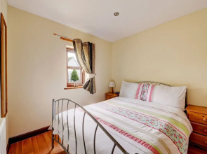 Holiday Home With French Doors to Sunny Terrace and Private Parking
