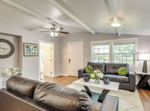 2 Mi to Dtwn: Stylish Family Home in Waco!