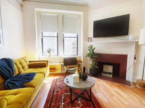 Stylish 1BR + Train | Theatre District | Evonify