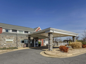 Clarion Pointe Staunton East