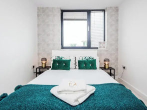 Basildon - 2-bed - Sleeps 5 - Near Train Station