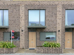 Addenbrookes Townhouse with Free Parking - 5 mins walk to Trumpington & Papworth Hospitals & Sleeps 6
