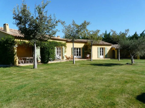 Agréable Villa Familiale Avec Piscine Chauffée, Grand Jardin, Située Proche du Centre du Village de Mouriès Au Coeur Des Alpilles, 10 Personnes, Ls1-140 Baguie Roso