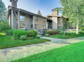 Cozy Sun Valley Townhome w/ Mountain Views!