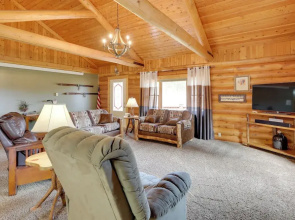 Hill City Log Cabin Along Newton Creek!