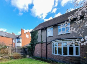 Stunning Detached Hidden King Suite Abode