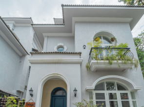 ELIVAAS Vacasa 5BHK PetFriendly & Pool