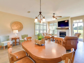 Spacious Springfield Home w/ Golf Course View!