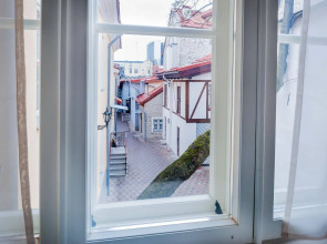 Отель Three Crowns Residents