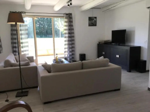 Maison Familiale Climatisée avec Piscine Privée Clôturée et Grand Jardin, située à Fontvieille au cœur des Alpilles, 8 personnes, LS1-256 FERRIERO