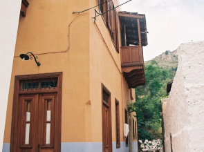 Karnayo Apartments & Rooms
