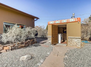 Artsy Studio w/ Patio: 25 Mi to Santa Fe