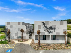 The Bentley Hotel - Clint Eastwood Room - Hill Country View