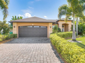 Hot Tub & Pool: Tropical Retreat in Cape Coral!