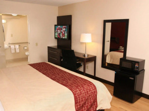 Red Roof Inn PLUS+ Long Island - Garden City