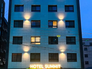 Hotel Summit