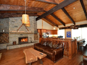 7 Bed Blue Mountain Chalet with Hot Tub 35R