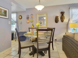 Lavender Jungle by Avantstay Great Location w/ Patio & Shared Pool! Week Long Stays Only