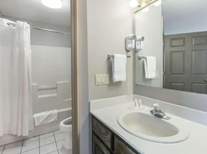 Super 8 by Wyndham Clinton