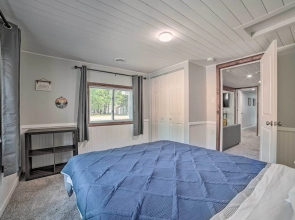 Prudenville Retreat w/ Yard ~ 1 Mi to Lake!