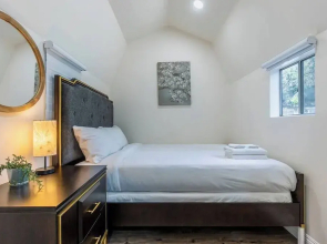 Stunning LA Luxury Retreat: Ideal for Work or Play
