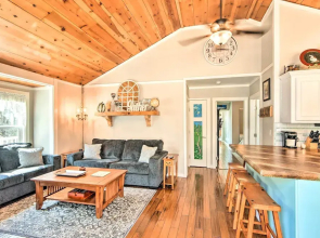 Hot Tub, Fire Pit: Family-friendly Murphy Home