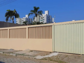 Confortável casa com piscina e churrasqueira a 100m da praia