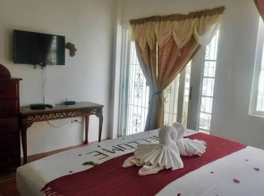 See Belize Waterside Sea View 2-bedroom Apartment w Balcony, Pool & Deck 2nd FL