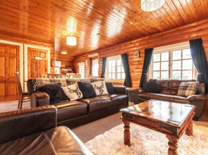 Brenin 3 Bedroom rural wood Lodge