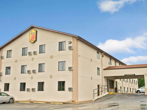Super 8 by Wyndham Eureka/Six Flags Nearby