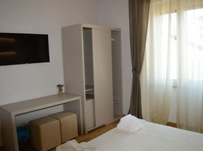 B&B Jolie Center