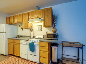 Waterfront Apt, Walk to Town & Coastal Trail!