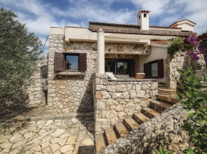 Beautiful Home in Drvenik Mali With Wifi and 5 Bedrooms