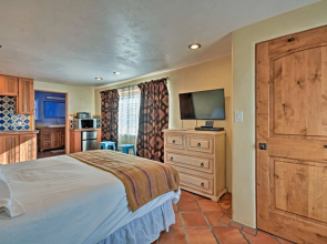 Cozy 'blue Adobe' w/ Steam Room 2 Mi. From Taos!