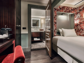 Maxwell Reserve Singapore, Autograph Collection