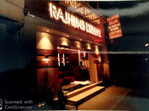 Rajhuns Deluxe Lodging