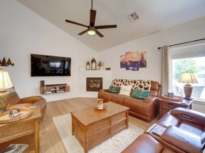 12 Mi to Flagstaff: Pet-friendly Home w/ Sunroom!