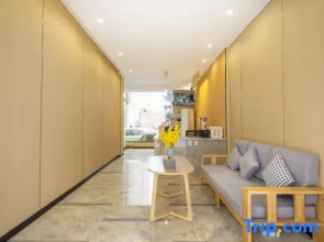 Yunqi Light Residence Hotel (Yisheng Square Pedestrian Street Branch)