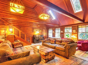 Forested 'minikahda Lodge' w/ Hot Tub Near Mt Hood