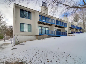 Bellaire Townhome on Summit Mtn w/ 2 Balconies!