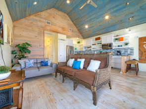 Panoramic Water Views, Shared Pool, Boat Dock Bayside Lodge by Avantstay