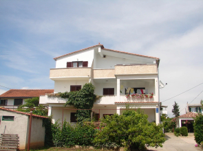 Room Port - great loaction and free parking: R2 Mala Murter, Island Murter