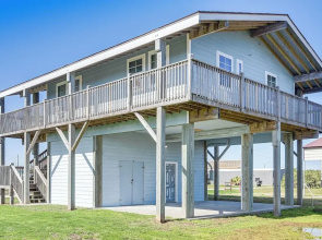 Walk to Shore: Crystal Beach Home w/ Deck!