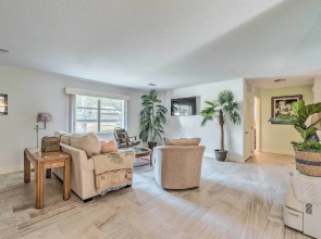 Sunny Crystal River Home w/ Screened-in Porch