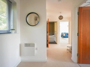Rowsby Court - Stylish Apartment with Private Parking