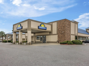 Days Inn by Wyndham Adel I-75