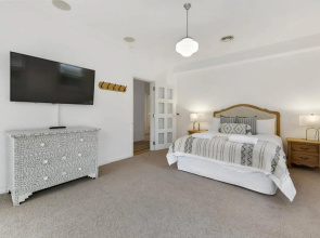 Leafy Lamrock Cosy 3 bedroom home Near CBD