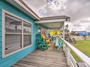 Walk to Ocean: Coastal Surfside Beach Bungalow!
